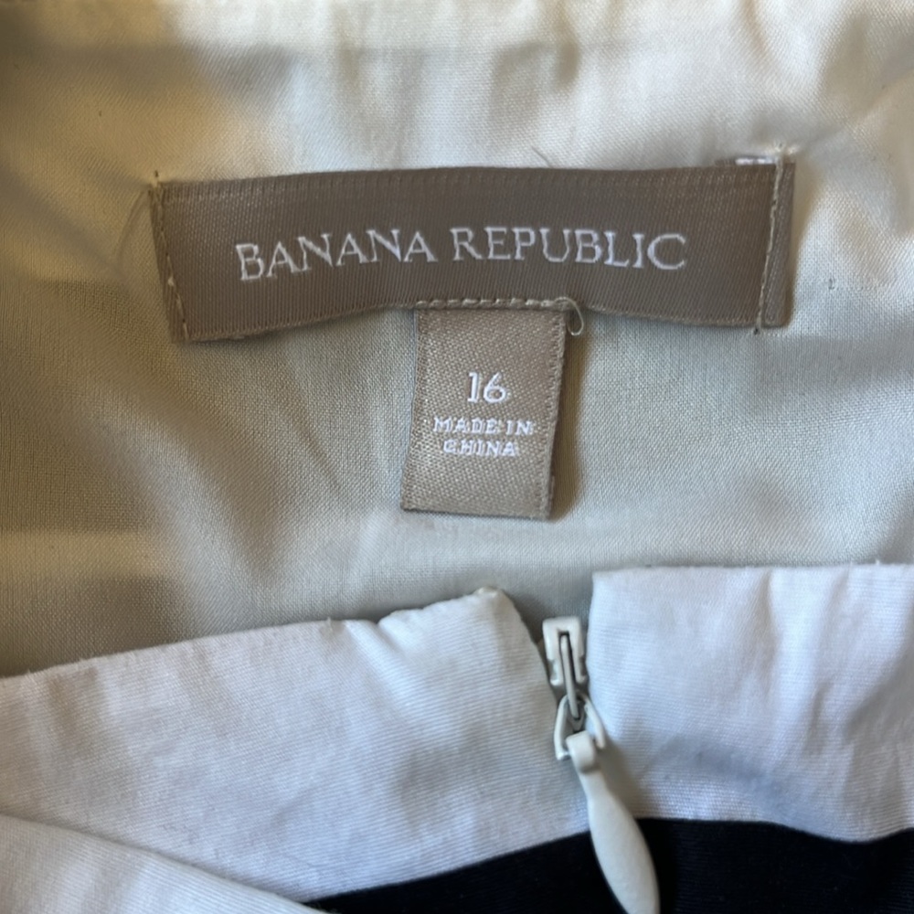 Banana Republic fit & flare dress.Side zip. criss cross in back. Pockets! - Picture 4 of 4